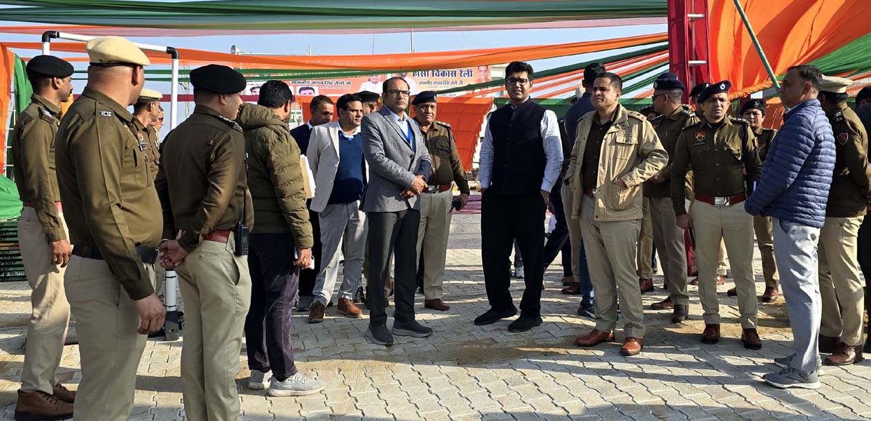 रैली स्थल पर सुरक्षा व्यवस्थाओं को जायजा लेते पुलिस अधीक्षक अमित यशवर्धन, साथ हैं एसडीएम राजेश खोथ व अन्य पुलिस अधिकारी। रैली स्थल पर सुरक्षा व्यवस्थाओं को जायजा लेते पुलिस अधीक्षक अमित यशवर्धन, साथ हैं एसडीएम राजेश खोथ व अन्य पुलिस अधिकारी।