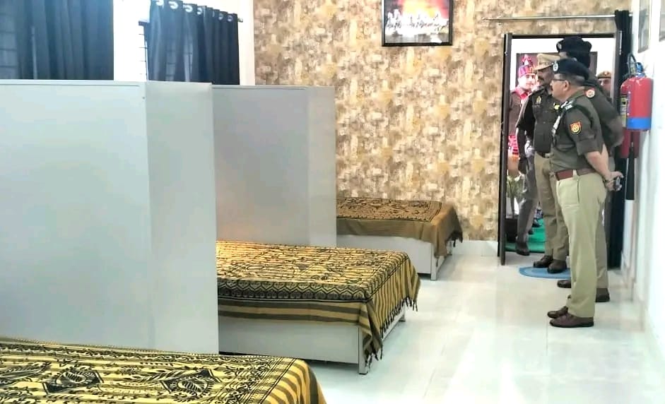 थाने में निरीक्षण के दौरान थाने में निरीक्षण के दौरान