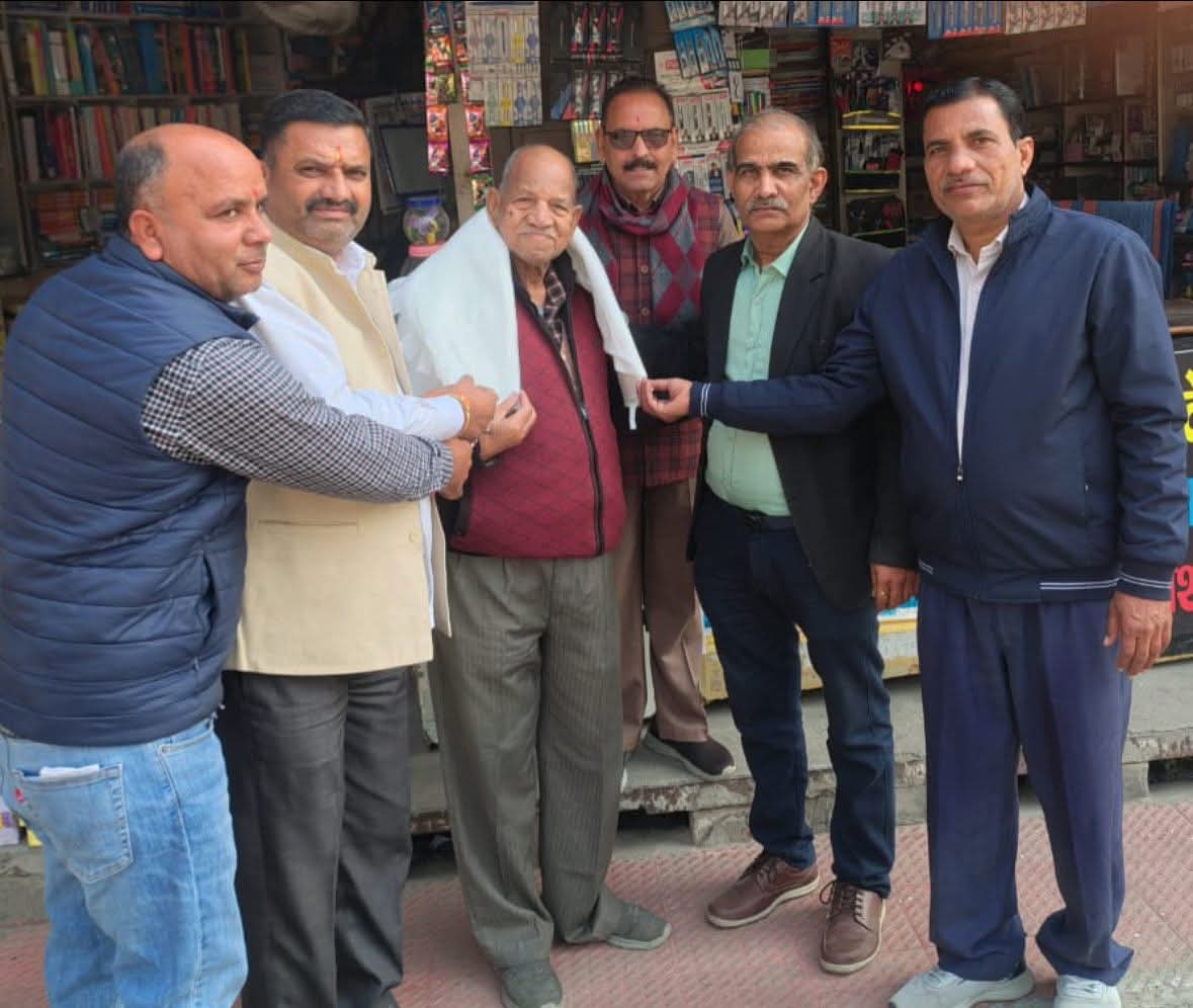 नरेश राजवंशी को सम्मानित करते हुए