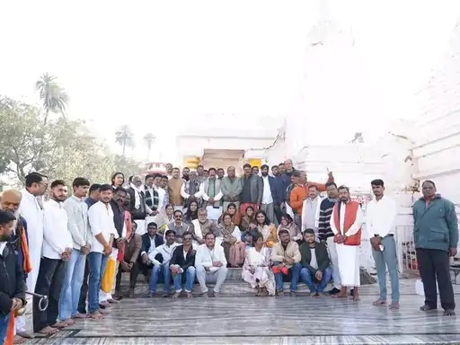 परिक्रमा शुरू करने से पहले लिया ग्रुप फोटो परिक्रमा शुरू करने से पहले लिया ग्रुप फोटो
