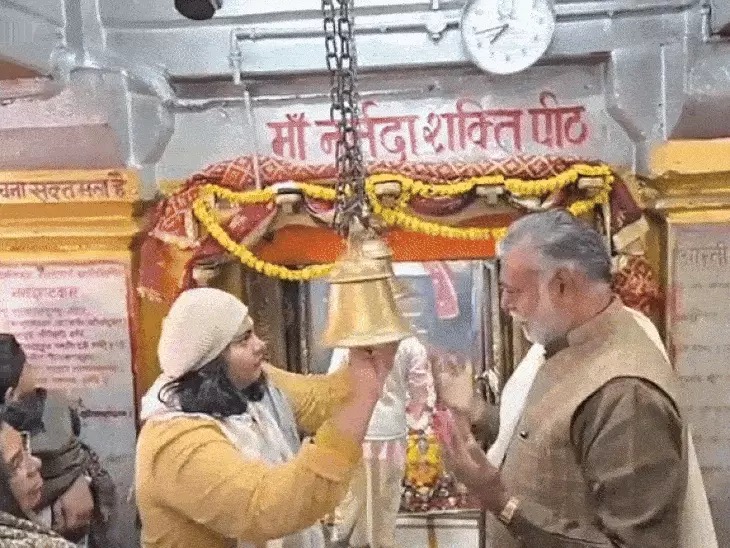 परिक्रमा शुरू करने के पहले मां नर्मदा की आरती करते मंत्री पटेल और उनकी बेटी परिक्रमा शुरू करने के पहले मां नर्मदा की आरती करते मंत्री पटेल और उनकी बेटी