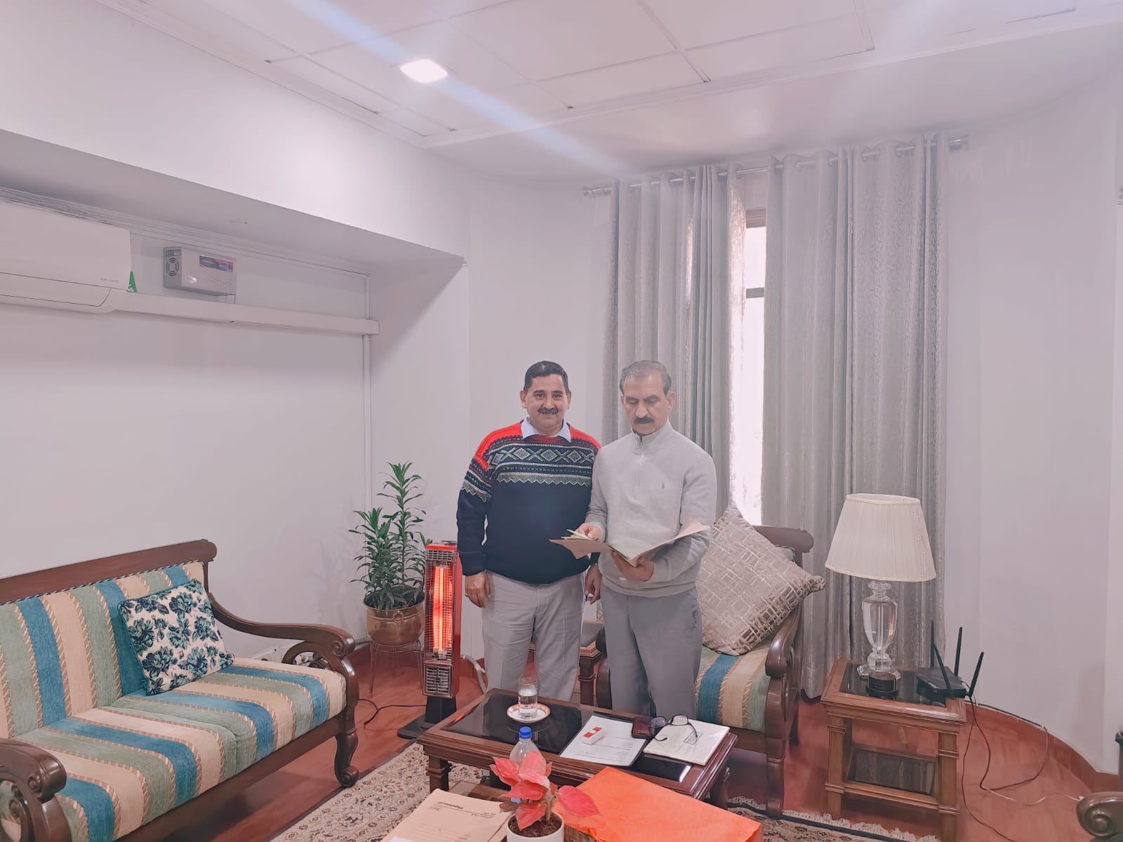 मुख्यमंत्री से मिलते हुए विधायक केवल पठानिया। मुख्यमंत्री से मिलते हुए विधायक केवल पठानिया।