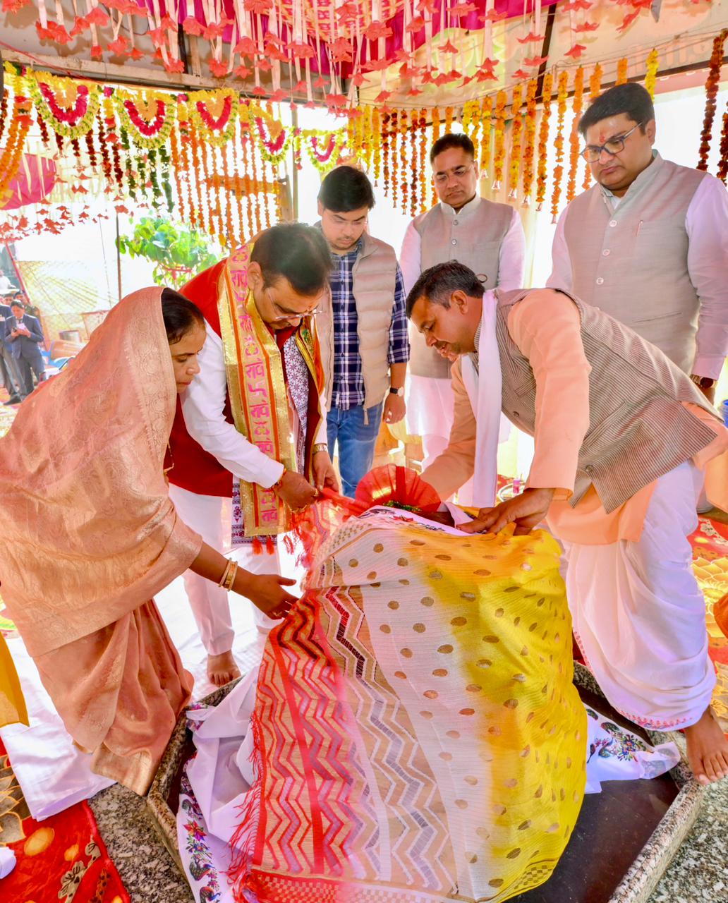मुकुट मुखारविंद मंदिर में श्री गिरिराज जी की पूजा-अर्चना की मुकुट मुखारविंद मंदिर में श्री गिरिराज जी की पूजा-अर्चना की