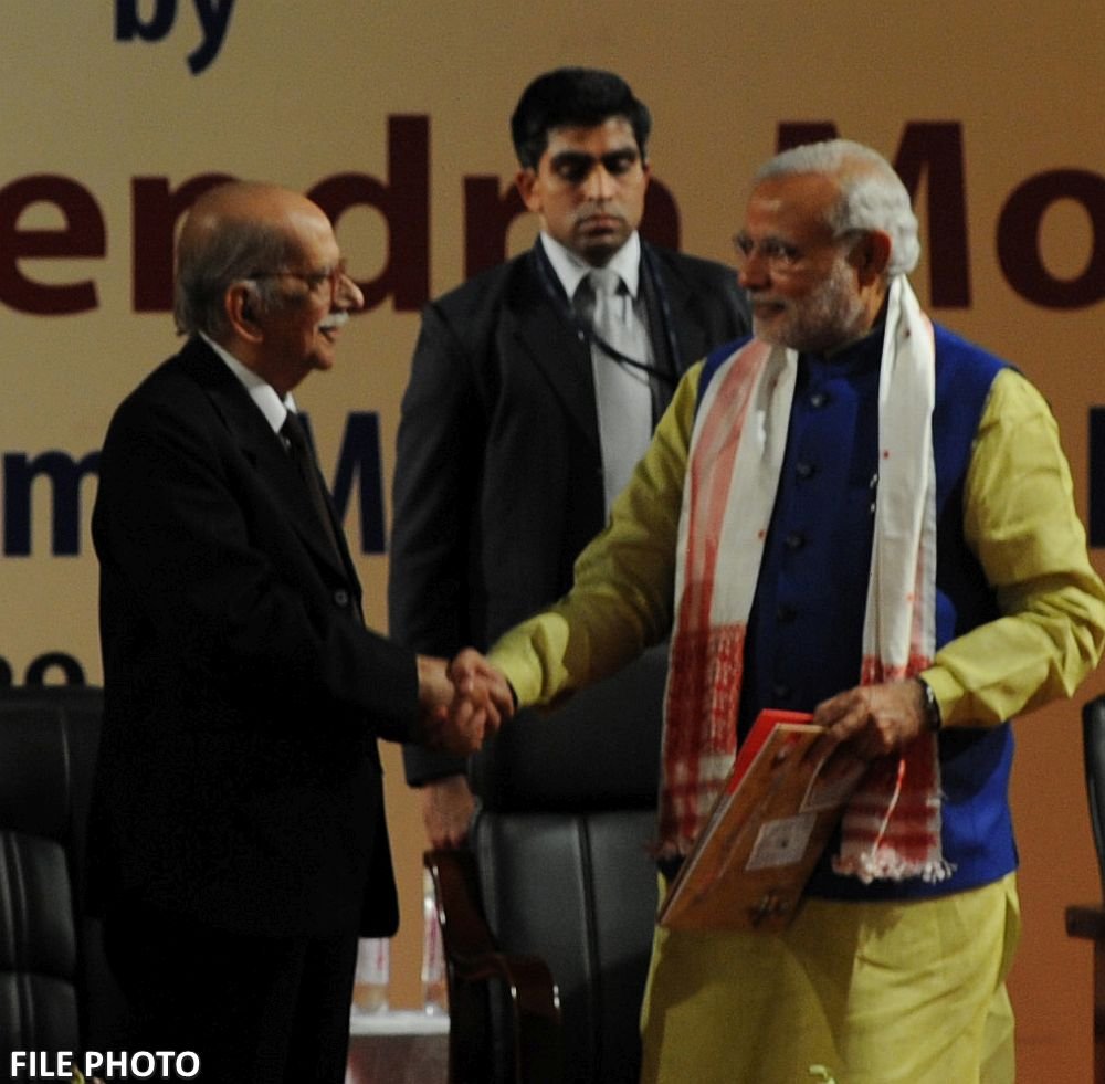 प्रधानमंत्री नरेन्द्र मोदी और पी जी बरुआ (फाइल फोटो) प्रधानमंत्री नरेन्द्र मोदी और पी जी बरुआ (फाइल फोटो)