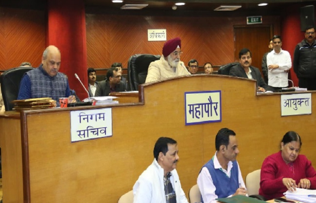 महापौर राजा इकबाल सिंह निगमायुक्त अश्वनी कुमार के साथ नव निर्वाचित पार्षदो को शपथ दिलाते हुए. महापौर राजा इकबाल सिंह निगमायुक्त अश्वनी कुमार के साथ नव निर्वाचित पार्षदो को शपथ दिलाते हुए.