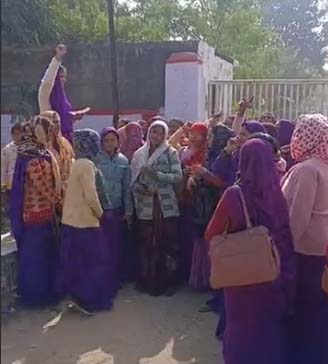 कलेक्ट्रेट पर प्रदर्शन करते हुए आशा कार्यकर्ताऐं कलेक्ट्रेट पर प्रदर्शन करते हुए आशा कार्यकर्ताऐं