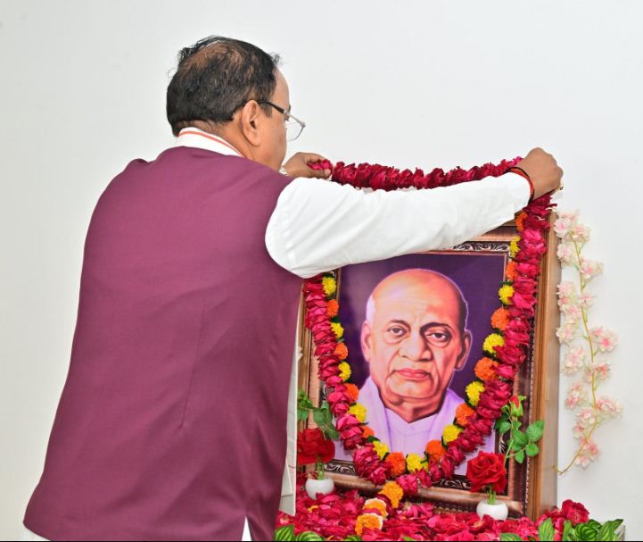 सरदार पटेल के चित्र पर पुष्पांजलि करते केशव प्रसाद मौर्य सरदार पटेल के चित्र पर पुष्पांजलि करते केशव प्रसाद मौर्य
