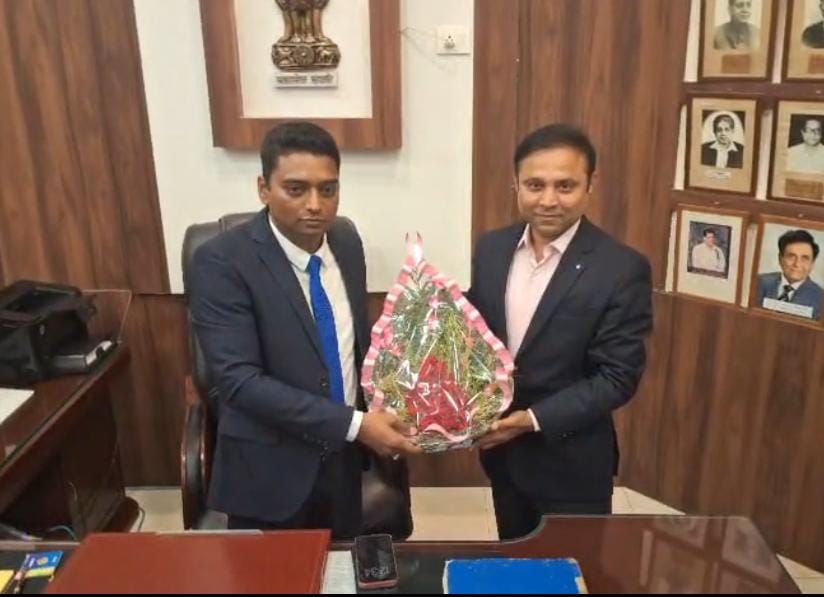 पदभार ग्रहण करते अवनीश कुमार पदभार ग्रहण करते अवनीश कुमार