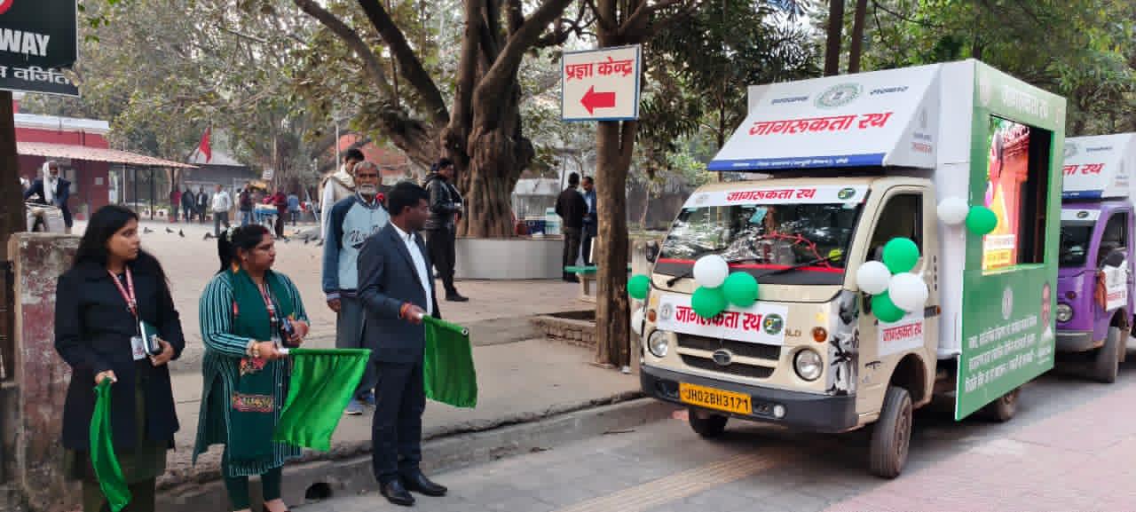रथ रवाना करते हुए उपायुक्त भजंत्रि सहित अन्य