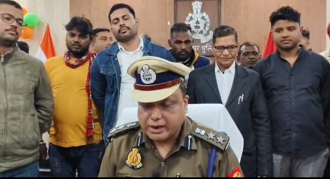 विशेष मोबाइल वितरण कार्यक्रम के दौरान वरिष्ठ पुलिस अधीक्षक सोमेन बर्मा विशेष मोबाइल वितरण कार्यक्रम के दौरान वरिष्ठ पुलिस अधीक्षक सोमेन बर्मा