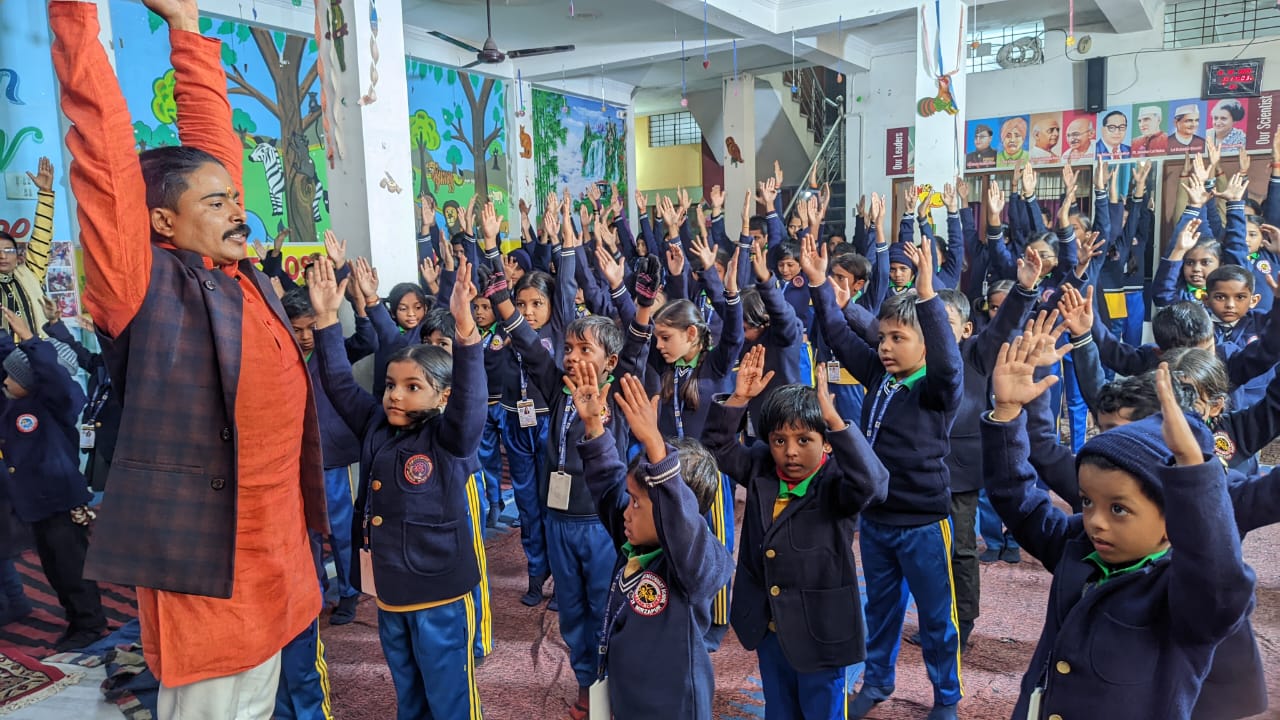 बच्चों को योग सिखाते राष्ट्रीय योगासन जज व योग गुरु योगी ज्वाला सिंह । बच्चों को योग सिखाते राष्ट्रीय योगासन जज व योग गुरु योगी ज्वाला सिंह ।