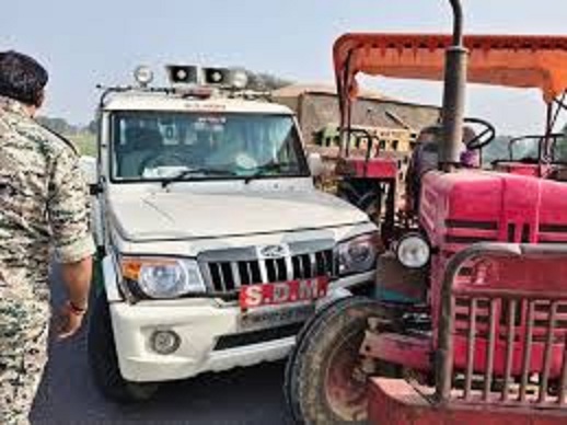 एसडीएम की गाड़ी को ट्रैक्टर से मारी टक्कर