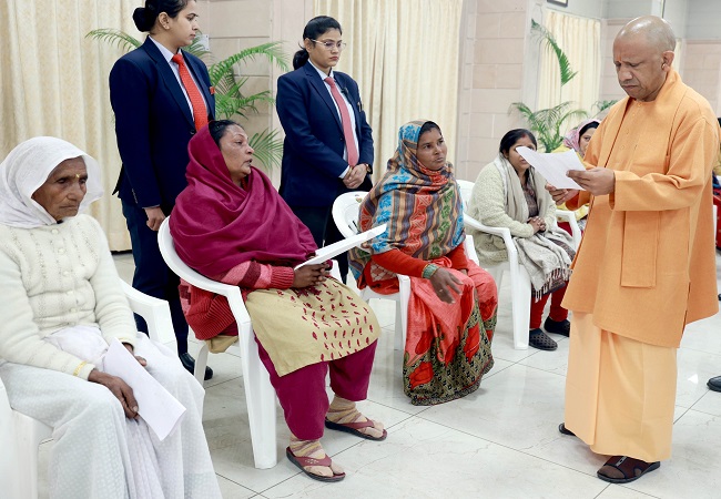 जनता दर्शन में लोगों की समस्याएं सुनते मुख्यमंत्री योगी जनता दर्शन में लोगों की समस्याएं सुनते मुख्यमंत्री योगी
