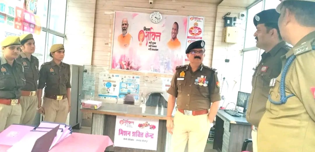 मिशन शक्ति में लगी टीम से बात करते हुए मिशन शक्ति में लगी टीम से बात करते हुए