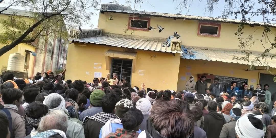 खाद के लिये बायपास रोड पर विपणन सहकारी संस्था केन्द्र के बाहर लगी किसानों की भीड.