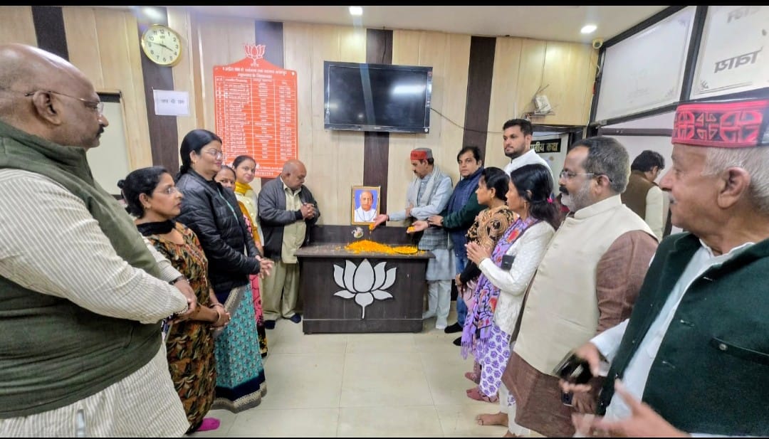 कार्यक्रम के दौरान पुष्पांजलि अर्पित करते भाजपाईयों का छायाचित्र कार्यक्रम के दौरान पुष्पांजलि अर्पित करते भाजपाईयों का छायाचित्र