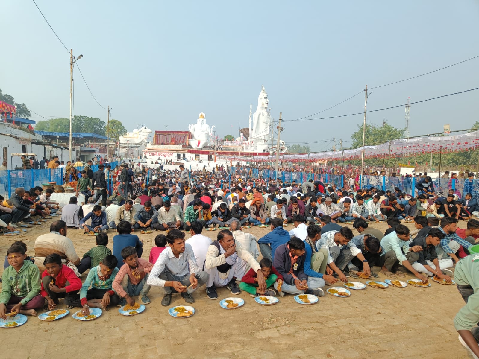 प्रसाद ग्रहण करते हुए श्रद्धालु प्रसाद ग्रहण करते हुए श्रद्धालु