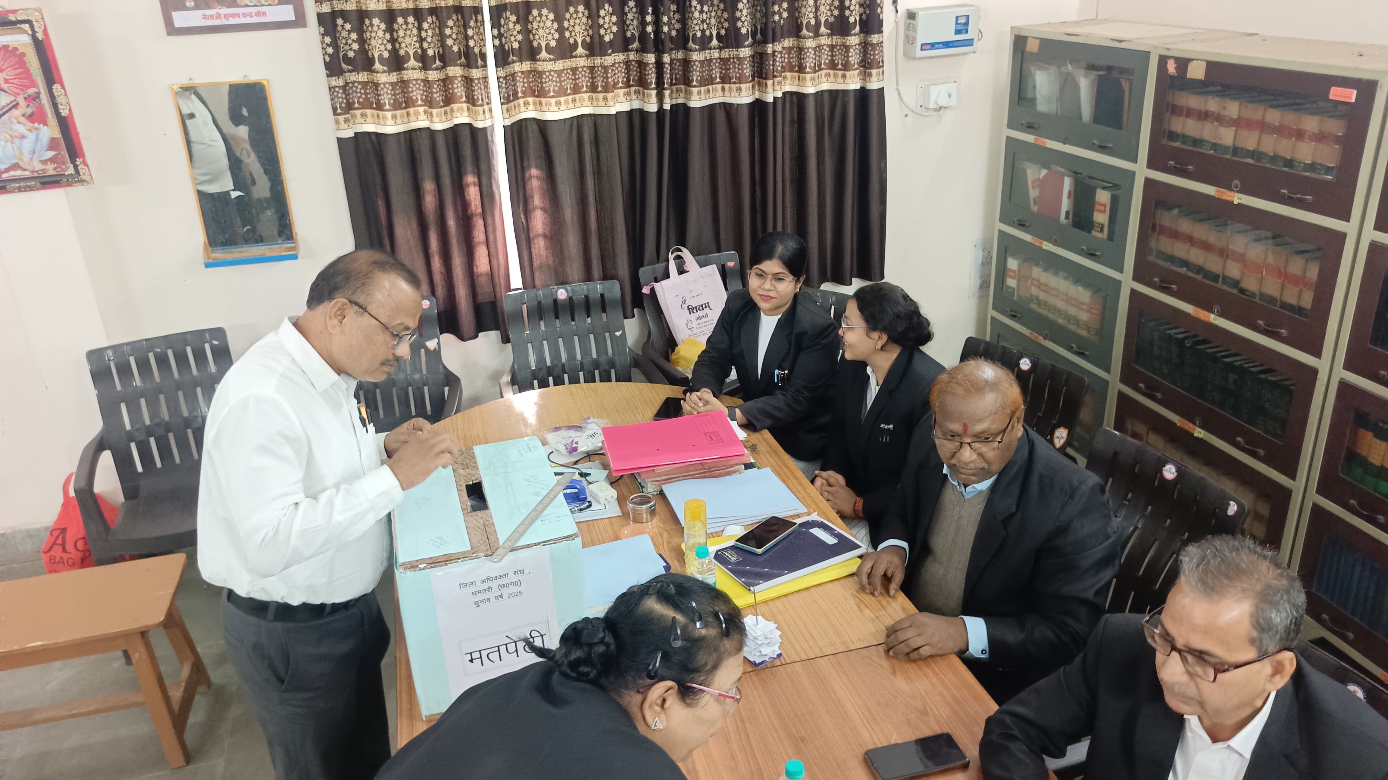 जिला अधिवक्ता संघ के चुनाव में वोट डालते हुए मतदाता। जिला अधिवक्ता संघ के चुनाव में वोट डालते हुए मतदाता।