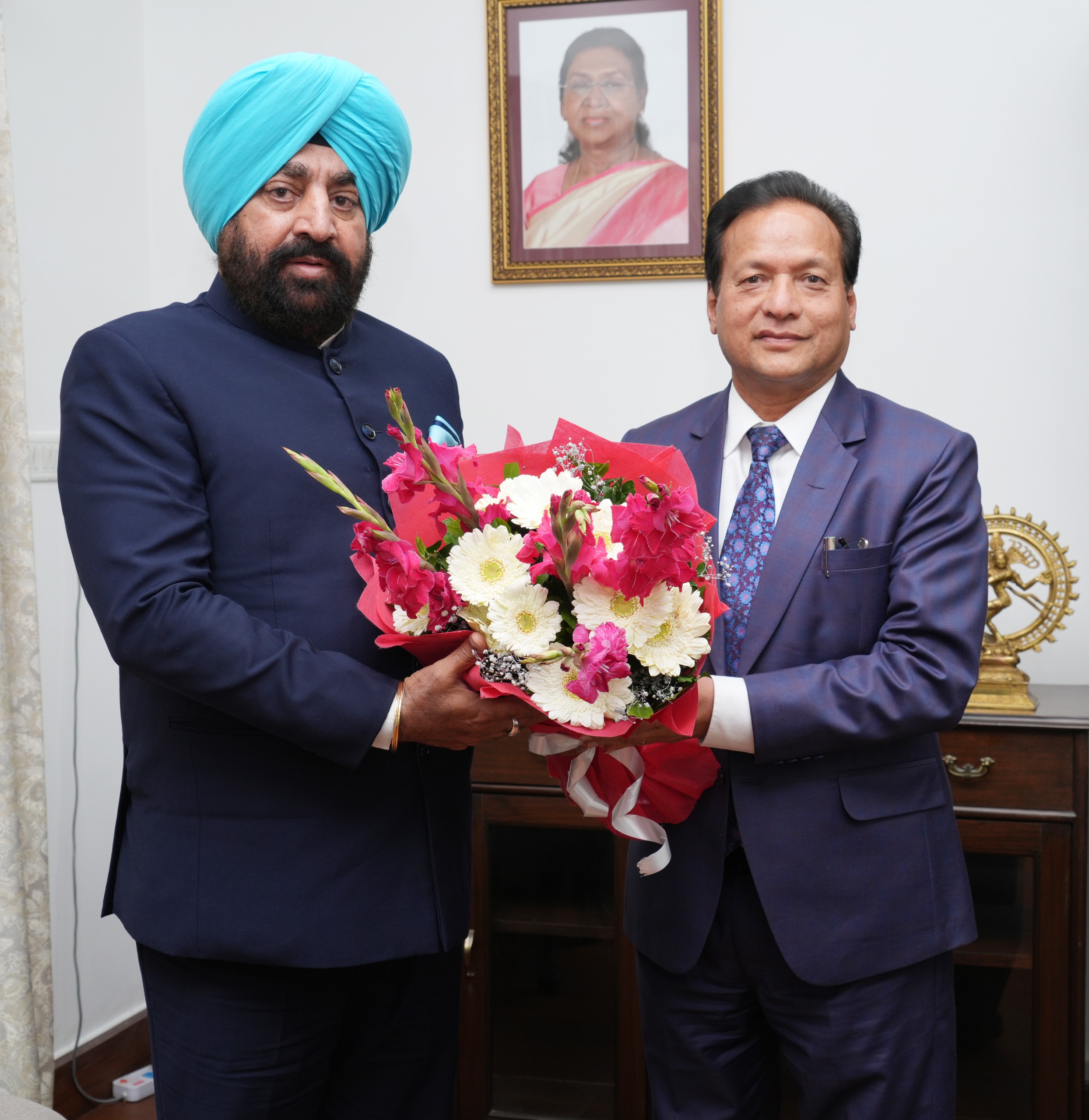 राज्यपाल लेफ्टिनेंट जनरल गुरमीत सिंह (से.नि) से लोक भवन में गोविंद बल्लभ पंत कृषि एवं प्रौद्योगिक विश्वविद्यालय, पंतनगर के कुलपति डॉ. मनमोहन सिंह चौहान शिष्टाचार भेंट करते। राज्यपाल लेफ्टिनेंट जनरल गुरमीत सिंह (से.नि) से लोक भवन में गोविंद बल्लभ पंत कृषि एवं प्रौद्योगिक विश्वविद्यालय, पंतनगर के कुलपति डॉ. मनमोहन सिंह चौहान शिष्टाचार भेंट करते।