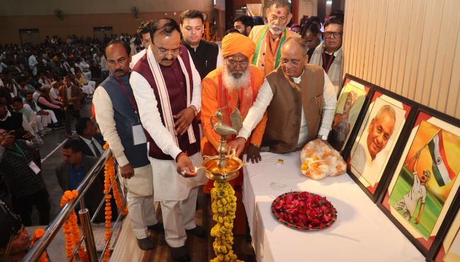 दीप जलाते केशव प्रसाद मौर्य व राजबीर सिंह दीप जलाते केशव प्रसाद मौर्य व राजबीर सिंह