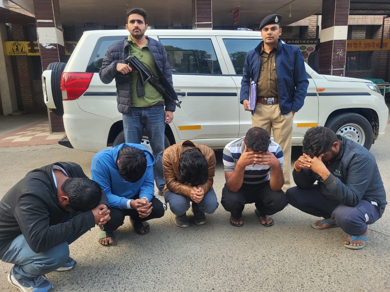 पकड़े गए साइबर ठग।