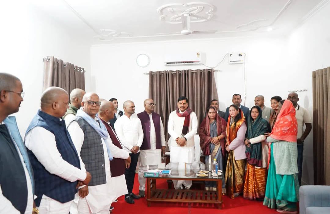 मुख्यमंत्री मोहन यादव परिजनों से मुलाकात करते हुए मुख्यमंत्री मोहन यादव परिजनों से मुलाकात करते हुए