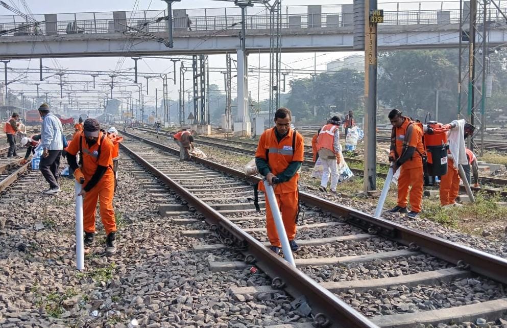 मुरादाबाद रेल मंडल के 4 स्टेशनों पर स्टेशन यार्ड में मशीनीकृत रेग पीकिंग कार्य का शुभारम्भ