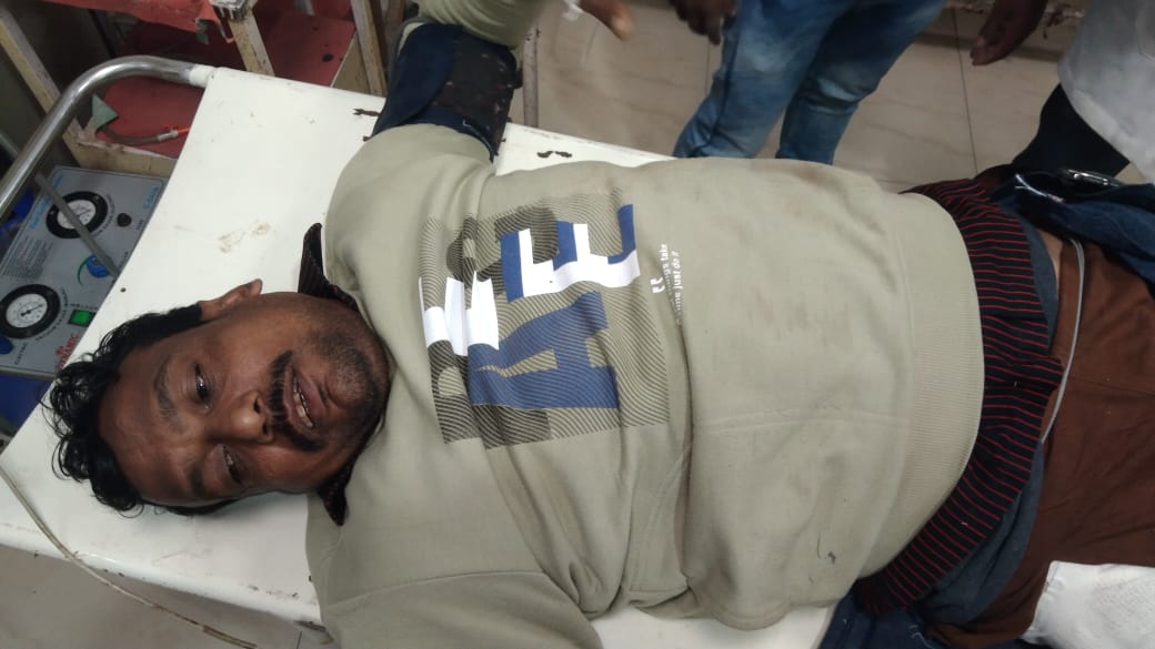 घायल बसूली कर्मी घायल बसूली कर्मी