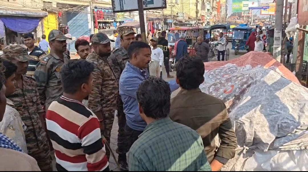 चेतावनी देते निगम कर्मचारी चेतावनी देते निगम कर्मचारी