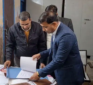 फरीदाबाद में कार्यालय में जांच करते हुए सीएम फ्लाइंग की टीम फरीदाबाद में कार्यालय में जांच करते हुए सीएम फ्लाइंग की टीम