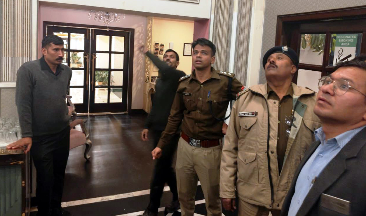 प्रतिष्ठानों में अग्नि सुरक्षा के जोखिमों की जांच करते मुख्य अग्निशमन अधिकारी गौरव किरार। प्रतिष्ठानों में अग्नि सुरक्षा के जोखिमों की जांच करते मुख्य अग्निशमन अधिकारी गौरव किरार।