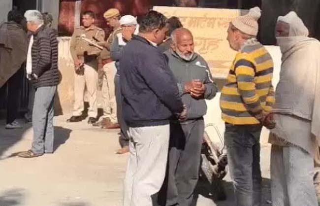 शोकाकुल परिजन। शोकाकुल परिजन।