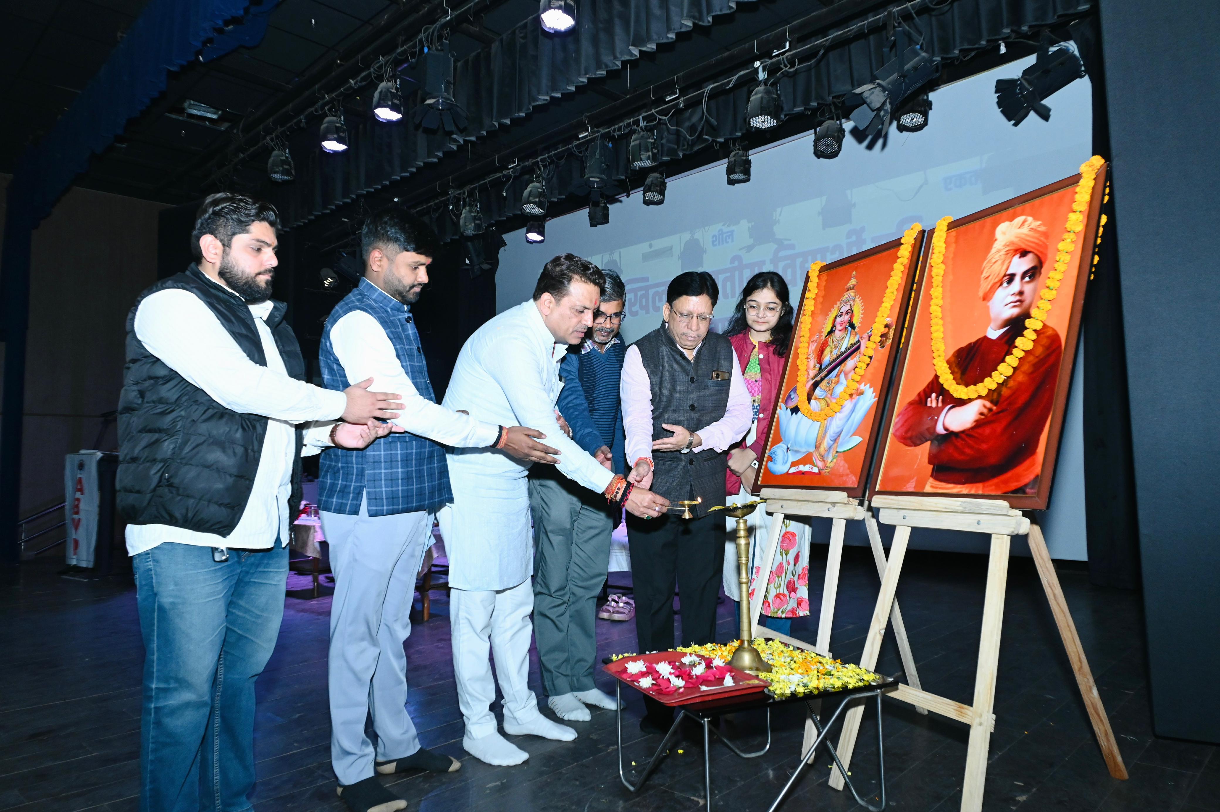 टैब,स्मार्ट फ़ोन और साइकिल मिलने पर खिलखिलाए विद्यार्थी