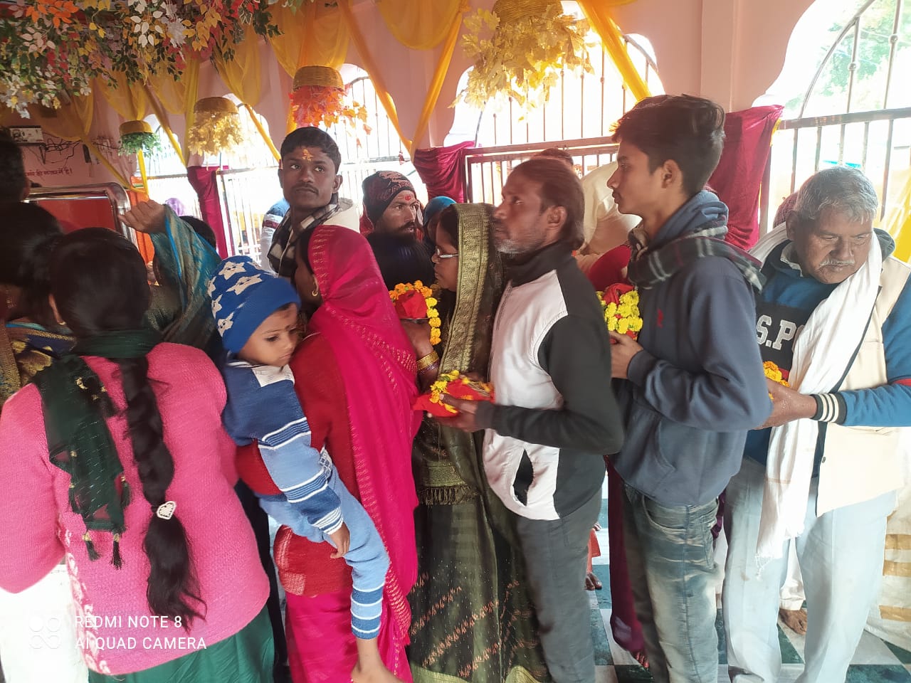 शीतला धाम में दर्शन पूजन के लिये कतारबद्ध भक्त।