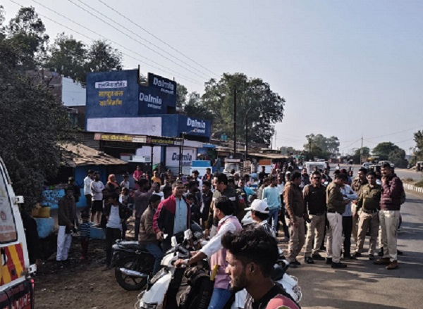 सागर: व्यापारी की आंखों में मिर्च पाउडर डालकर 15 लाख लूटे सागर: व्यापारी की आंखों में मिर्च पाउडर डालकर 15 लाख लूटे