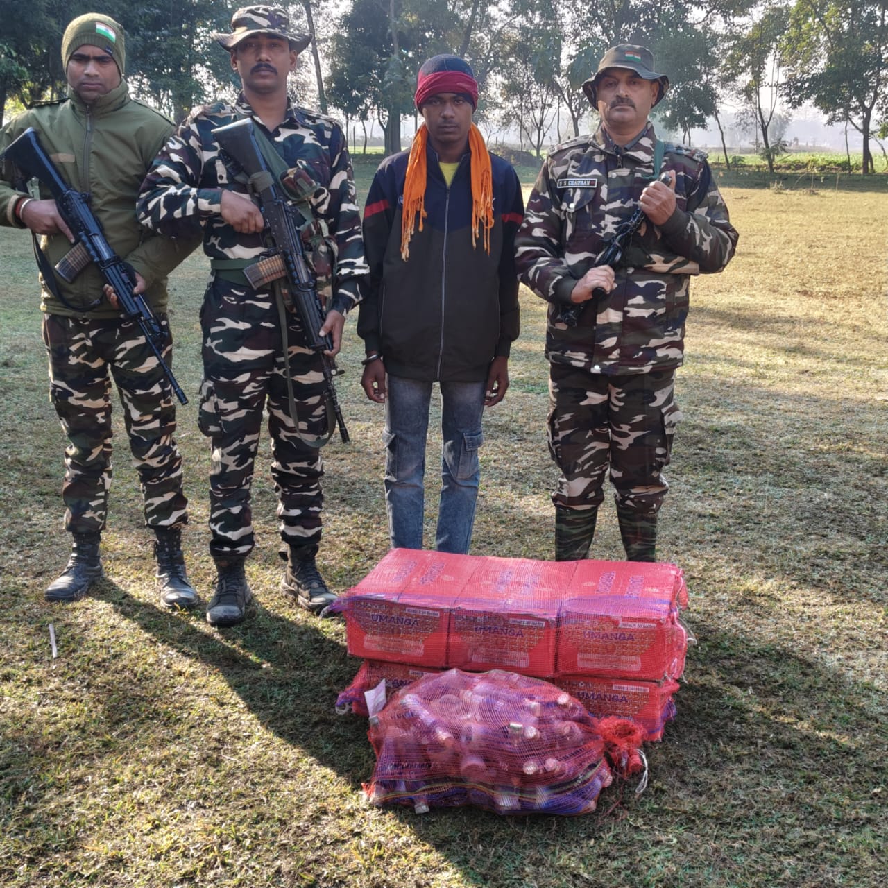 अररिया फोटो:जब्त शराब और तस्कर के साथ एसएसबी जवान अररिया फोटो:जब्त शराब और तस्कर के साथ एसएसबी जवान