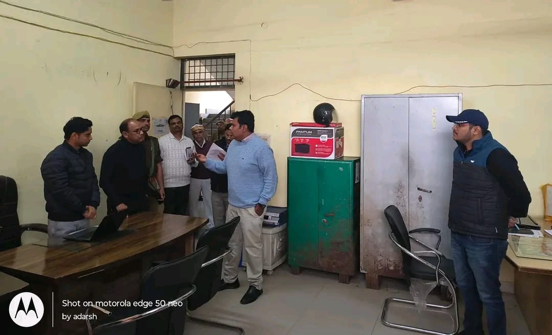 कार्यालय में अव्यवस्था पर नाराज हुए डीएम कार्यालय में अव्यवस्था पर नाराज हुए डीएम