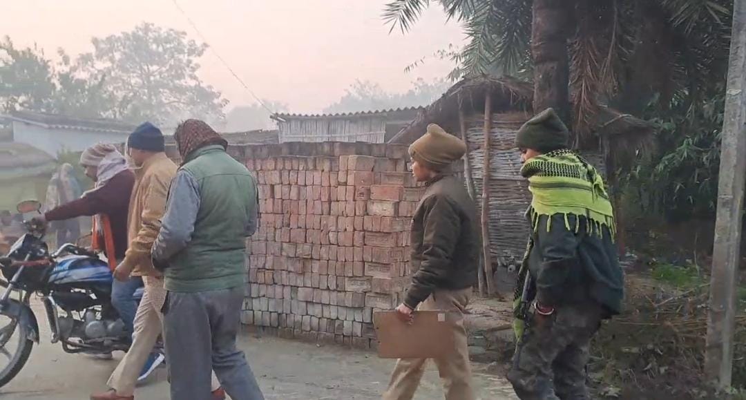 बिहार के मुजफ्फरपुर में घटना के बाद पुलिस टीम तफ्तीश के लिए पहुंची बिहार के मुजफ्फरपुर में घटना के बाद पुलिस टीम तफ्तीश के लिए पहुंची