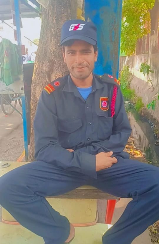 नाले में मिला दिब्यांग सुरक्षा गार्ड का शव, हत्या की आशंका से मचा हड़कंप नाले में मिला दिब्यांग सुरक्षा गार्ड का शव, हत्या की आशंका से मचा हड़कंप