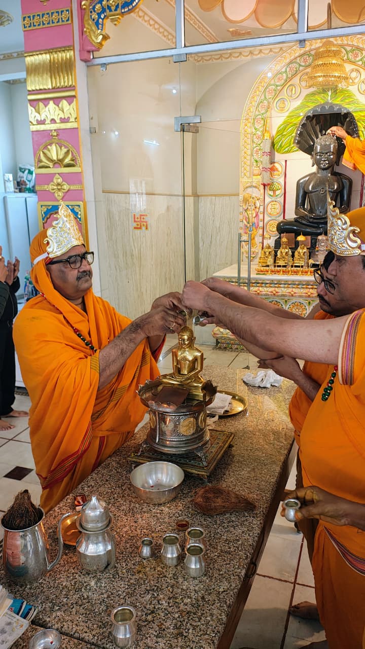 पूजा में शामिल लोग पूजा में शामिल लोग