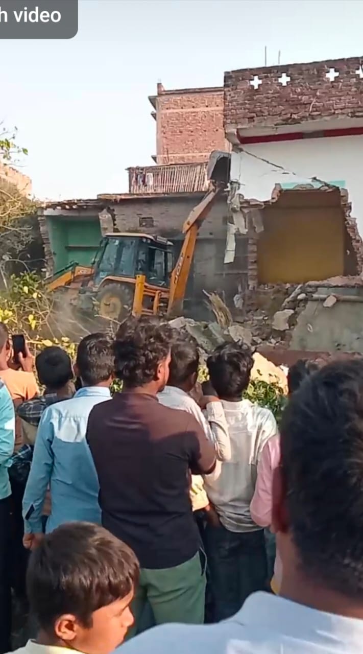 अतिक्रमित घरो को तोड़ती बुलडोजर अतिक्रमित घरो को तोड़ती बुलडोजर