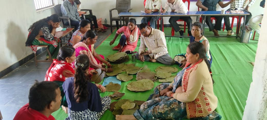 दिव्यांगजनों को प्रशिक्षण देते हुए प्रशिक्षक।