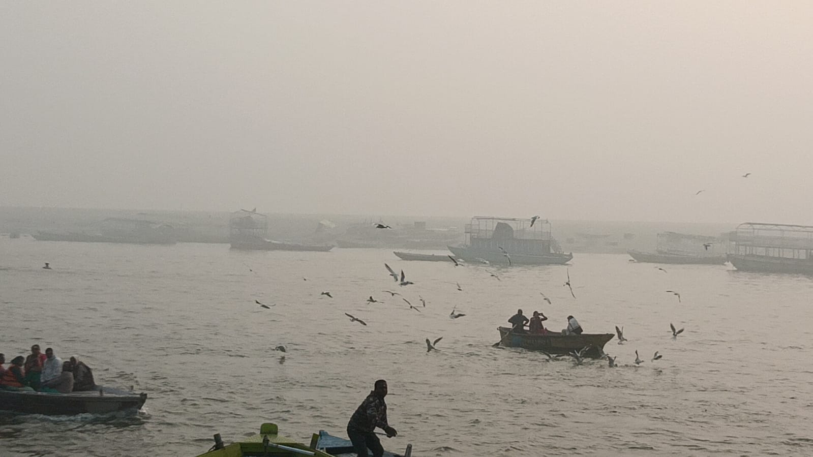 वाराणसी में अलसुबह गंगा में नौकायन करते पर्यटक