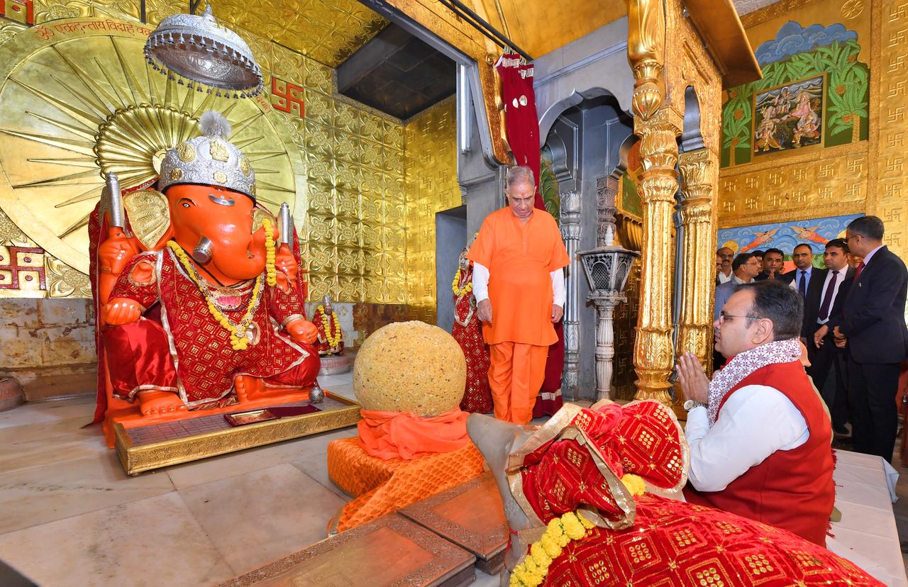 मुख्यमंत्री भजनलाल ने मोती डूंगरी श्री गणेश मंदिर एवं श्री गोविंद देव जी मंदिर में दर्शन कर की पूजा-अर्चना मुख्यमंत्री भजनलाल ने मोती डूंगरी श्री गणेश मंदिर एवं श्री गोविंद देव जी मंदिर में दर्शन कर की पूजा-अर्चना