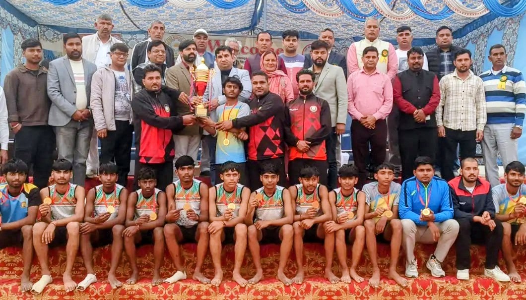 पानीपत के गांव मानना में खो खो की टीम का गांव पहुंचने पर स्वागत करते गांव वासी। पानीपत के गांव मानना में खो खो की टीम का गांव पहुंचने पर स्वागत करते गांव वासी।