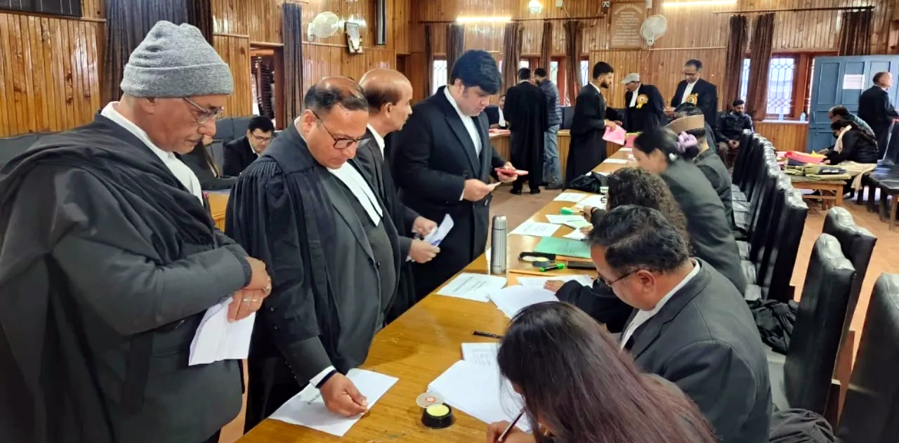 हाईकोर्ट बार एसोसिएशन के चुनाव मतदान करने के लिये औपचारिकताएं पूरी करते अधिवक्ता। हाईकोर्ट बार एसोसिएशन के चुनाव मतदान करने के लिये औपचारिकताएं पूरी करते अधिवक्ता।