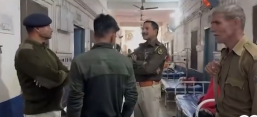 जांच करती पुलिस