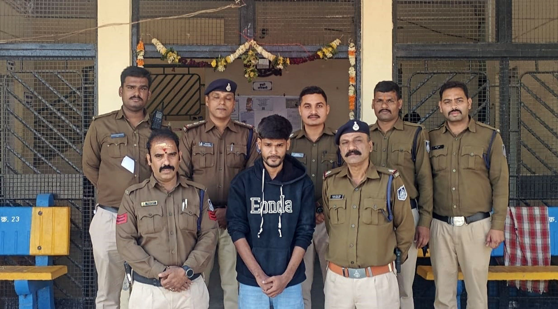 फर्जी सिम बेचने वाला इनामी बदमाश गिरफ्तार, 3 माह से था फरार फर्जी सिम बेचने वाला इनामी बदमाश गिरफ्तार, 3 माह से था फरार