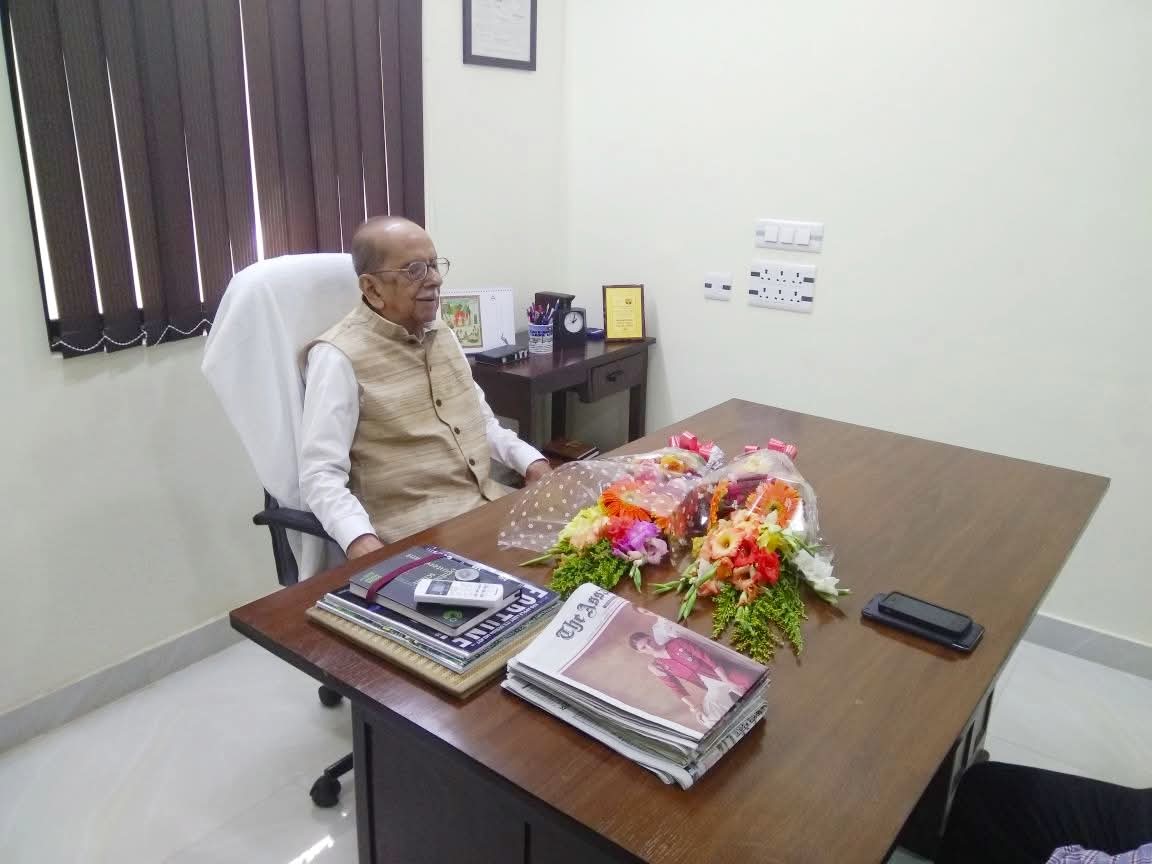द असम ट्रिब्यून ग्रुप के संपादक एवं प्रबंध निदेशक प्रफुल्ल गोविंदा बरुआ की तस्वीर द असम ट्रिब्यून ग्रुप के संपादक एवं प्रबंध निदेशक प्रफुल्ल गोविंदा बरुआ की तस्वीर