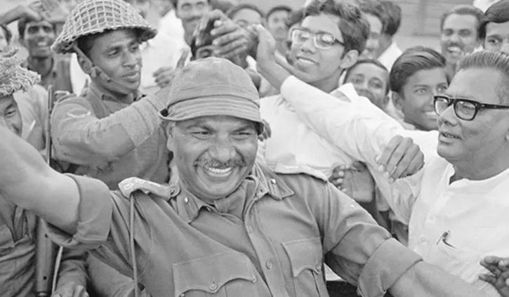 तत्कालीन ब्रिगेडियर जनरल आर. मिश्रा पूर्वी बंगालियों से घिरे हुए हैं। आर मिश्रा ढाका में भारतीय सेना का नेतृत्व कर रहे थे। 14 दिन तक पाकिस्तान से चले युद्ध के बाद युद्धविराम पर सहमति बनी और बांग्लादेश का जन्म हुआ। फोटो - सोशल मीडिया तत्कालीन ब्रिगेडियर जनरल आर. मिश्रा पूर्वी बंगालियों से घिरे हुए हैं। आर मिश्रा ढाका में भारतीय सेना का नेतृत्व कर रहे थे। 14 दिन तक पाकिस्तान से चले युद्ध के बाद युद्धविराम पर सहमति बनी और बांग्लादेश का जन्म हुआ। फोटो - सोशल मीडिया